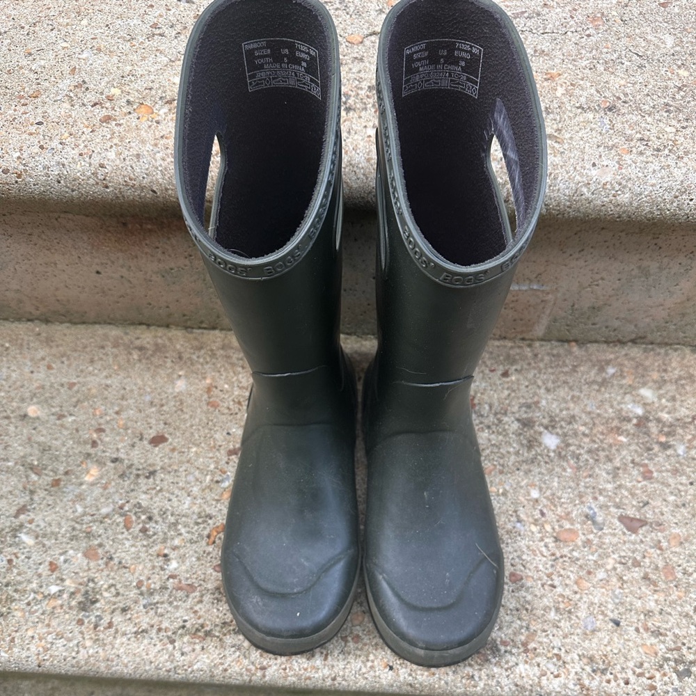 Bogg Boots Youth Size 5 Hunter Green used good condition